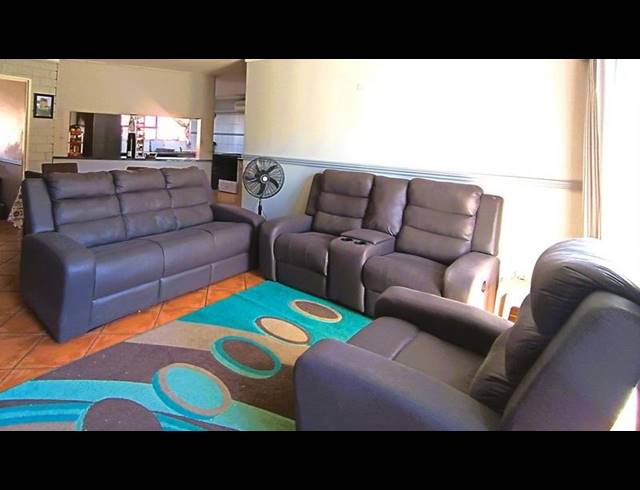 4 BEDROOM TOWNHOUSE FOR SALE IN LANGENHOVENPARK